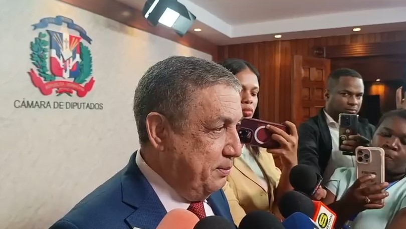 Oposición cuestiona advertencia de Abinader contra delincuentes; diputados del PRM la respaldan