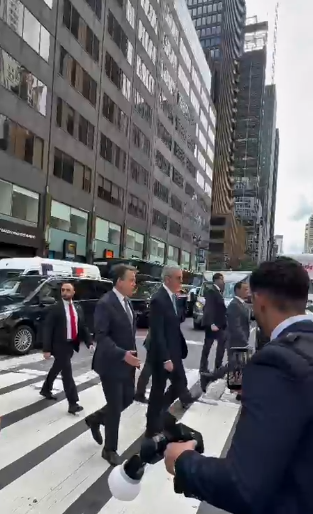 Abinader recorre a pie calles de Nueva York durante su trayecto hacia la Asamblea General de la ONU Abinader recorre a pie calles de Nueva York durante su trayecto hacia la Asamblea General de la ONU