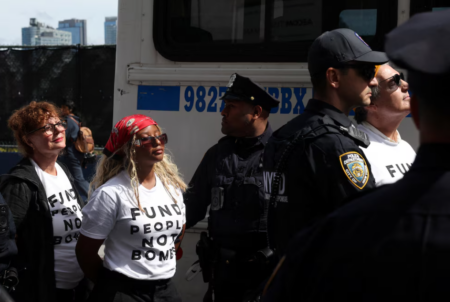 Actrices Susan Sarandon y Hannah Einbinder son detenidas en una protesta contra Netanyahu en Nueva York