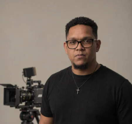 Andrés de la Cruz, estrena en Florida “Built, Not Given”, un documental sobre persistencia y nuevos comienzos en Estados Unidos