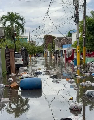 Basura acumulada e inundación afectan a residentes de Madre Vieja Norte