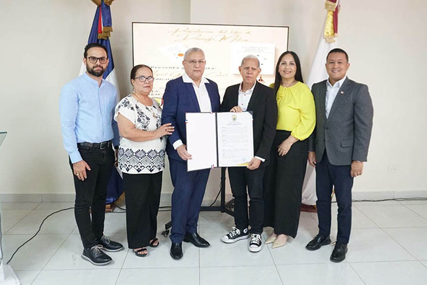 Ponen en circulación en Moca la obra 'Construcción Social del Territorio' del viceministro Domingo Matías