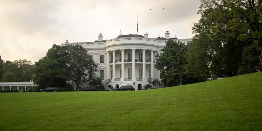 Corresponsales de la Casa Blanca ven como un ataque a la "prensa libre" el veto de Trump