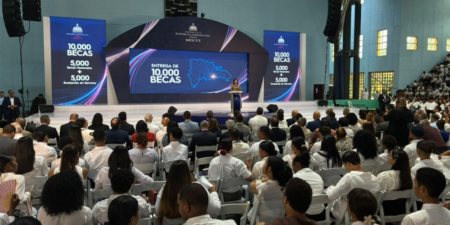 MESCyT otorga 10,000 becas a jóvenes destacados para estudiar en universidades MESCyT otorga 10,000 becas a jóvenes destacados para estudiar en universidades