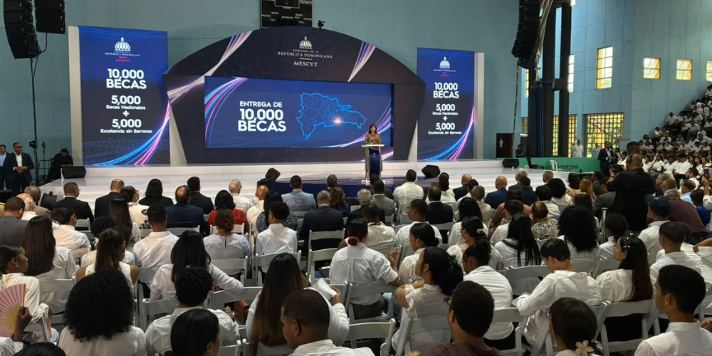 MESCyT otorga 10,000 becas a jóvenes destacados para estudiar en universidades
