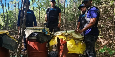 Autoridades desmantelan laboratorio clandestino con más de 10 mil litros de sustancias en Azua Autoridades desmantelan laboratorio clandestino con más de 10 mil litros de sustancias en Azua
