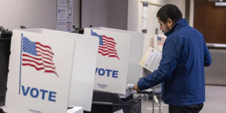 Demandan al Gobierno de EE.UU. ante amenaza de intervención de agentes federales en centros de votación