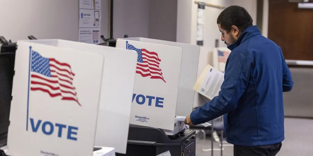 Demandan al Gobierno de EE.UU. ante amenaza de intervención de agentes federales en centros de votación