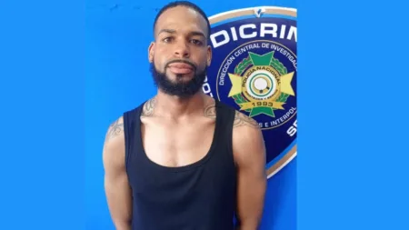 Se entrega hombre vinculado a transferencia de esposa de Yiyo Sarante por caso Julián Oro Duro Se entrega hombre vinculado a transferencia de esposa de Yiyo Sarante por caso Julián Oro Duro