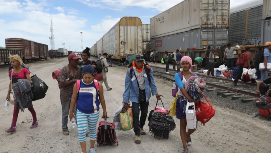 Alertas y falsas esperanzas: miles de videos desinforman a los migrantes en TikTok y otras redes