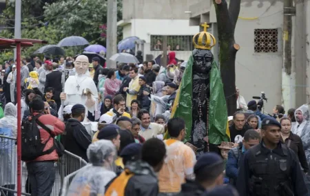 Noticia falsa sobre la Virgen de Aparecida y Flávio Bolsonaro desata choque en Brasil Noticia falsa sobre la Virgen de Aparecida y Flávio Bolsonaro desata choque en Brasil