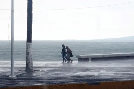 Nueva depresión tropical amenaza el sur de México mientras avanza huracán Polo al noroeste Nueva depresión tropical amenaza el sur de México mientras avanza huracán Polo al noroeste