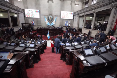 Guatemala exonera impuestos a combustibles y el Presidente Bernardo Arévalo tiene un dilema en sus manos
