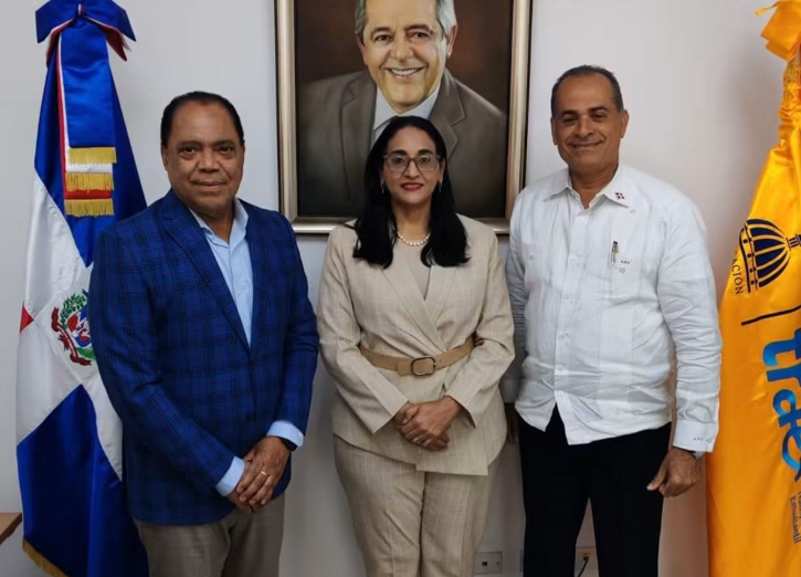 Lía Díaz y César Díaz Filpo gestionan mejoras para el transporte escolar en Azua
