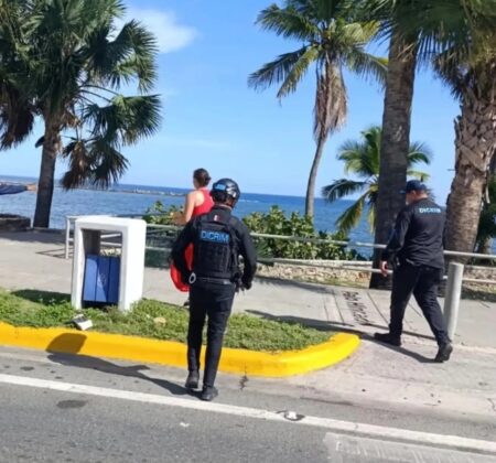 DICRIM investiga denuncia por sustracción de mochila a pareja de ambientalistas checos en el Malecón DICRIM investiga denuncia por sustracción de mochila a pareja de ambientalistas checos en el Malecón