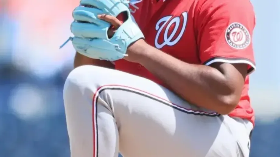 Novato dominicano impresiona con pitcheo a 104 mph. en campeonato de triple "A"