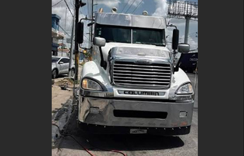Vuelco de patana cargada de varillas causa fuerte congestión en Expreso V Centenario