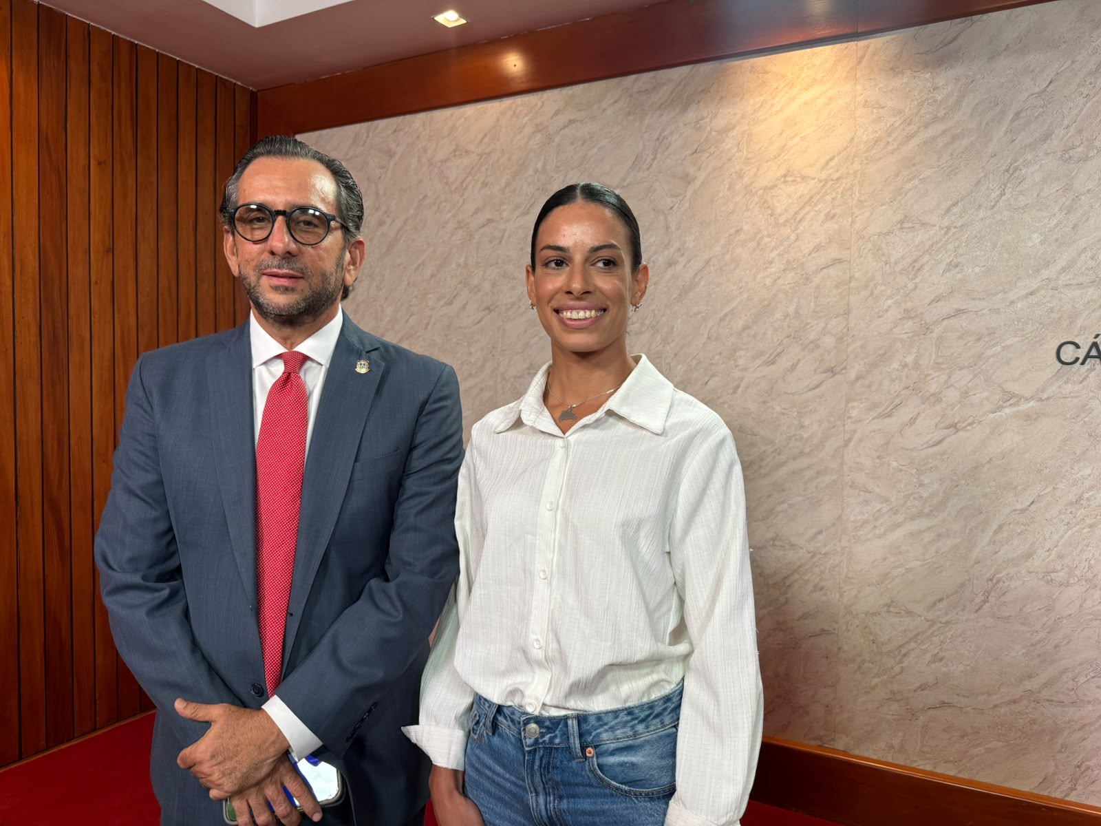 Atleta Bianca Acosta visita el Congreso Nacional tras conquistar oro para República Dominicana