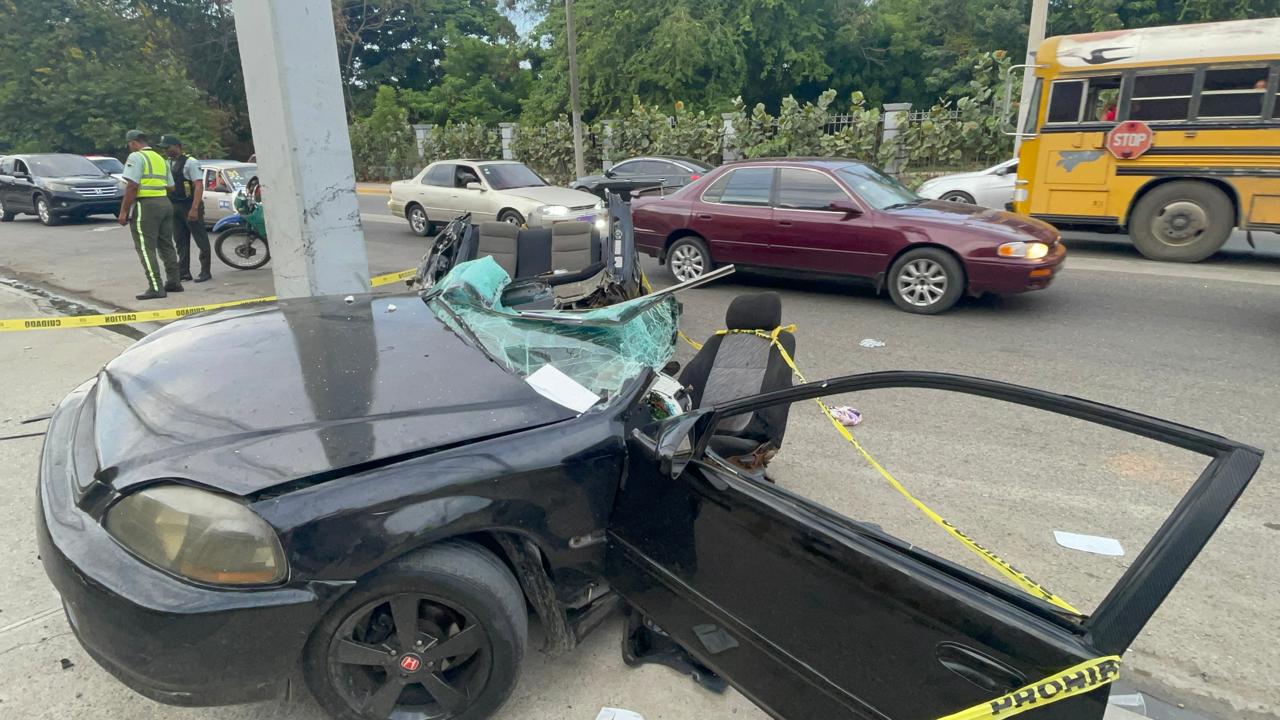 Mujer muere y conductor queda grave tras Honda Civic partirse en dos en Santiago