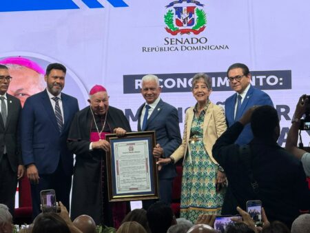 Senado reconoce a monseñor Ramón Benito de la Rosa y Carpio por su trayectoria de servicio