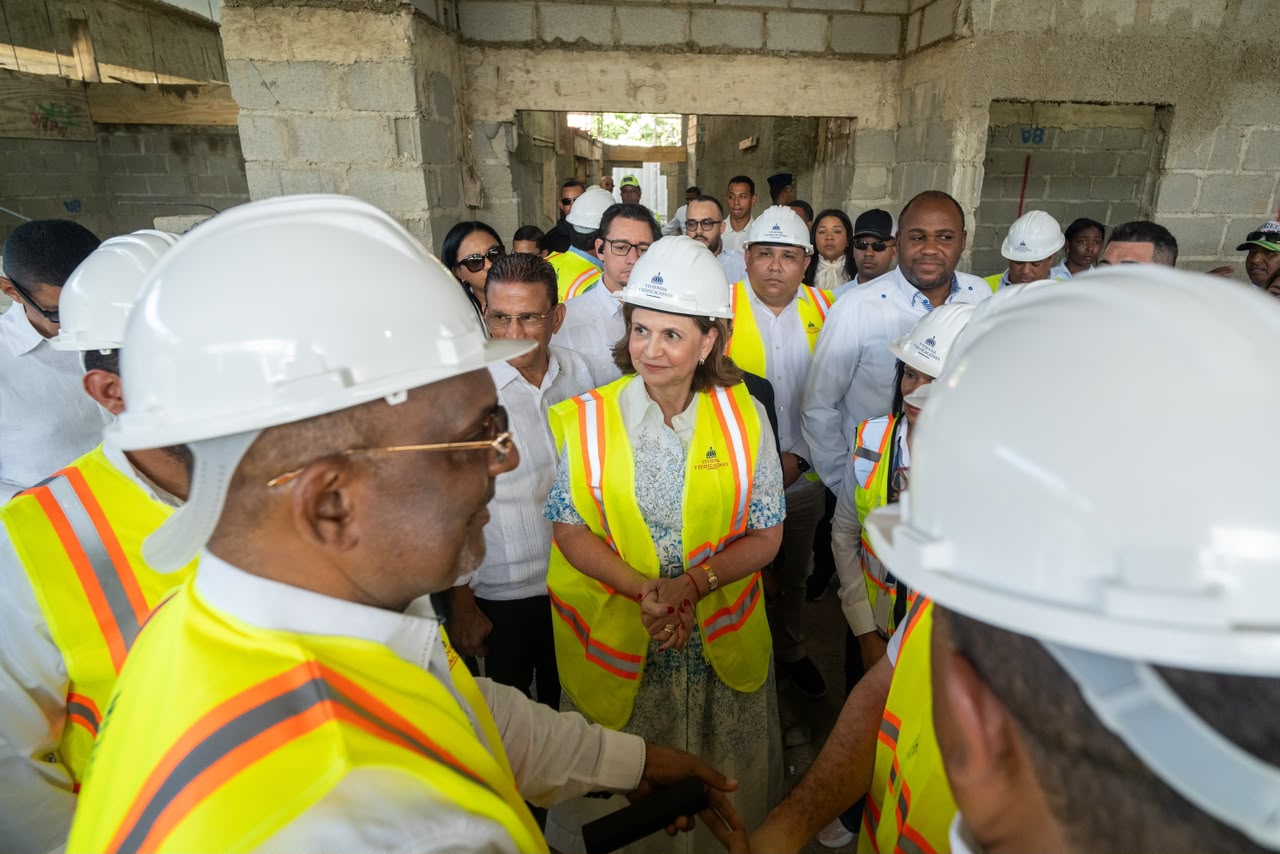 Raquel Peña supervisa construcción del Hospital Traumatológico Luis L. Bogaert en Mao