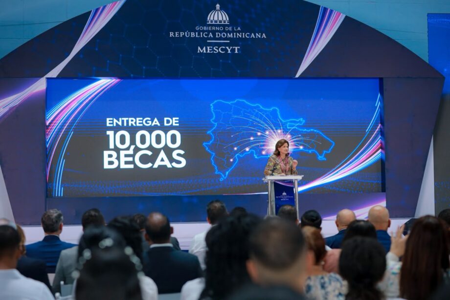 Raquel Peña en entrega de 10,000 becas: “Hoy estamos abriendo puertas” Raquel Peña en entrega de 10,000 becas: “Hoy estamos abriendo puertas”