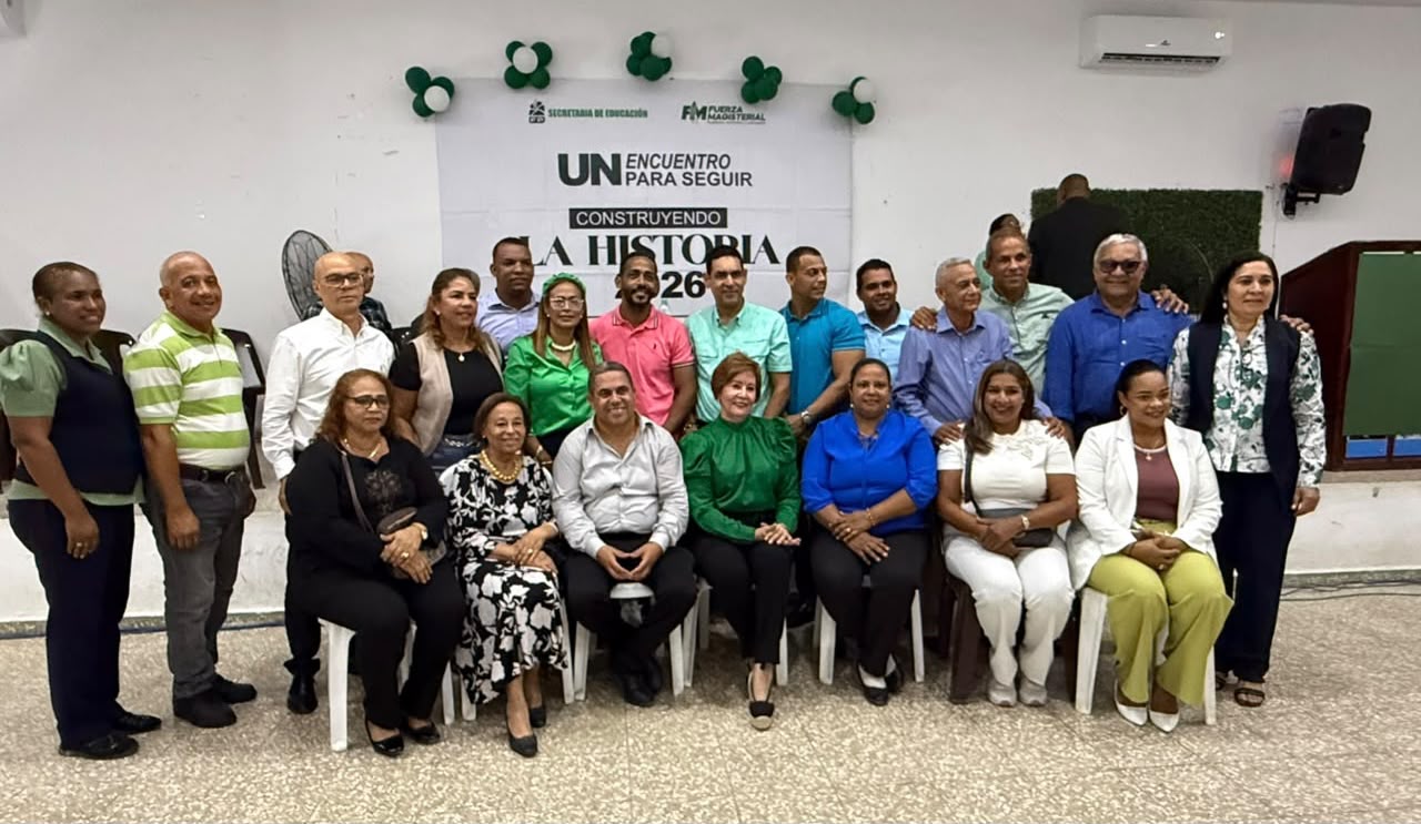 Josefina Pimentel juramenta maestros en la Fuerza del Pueblo