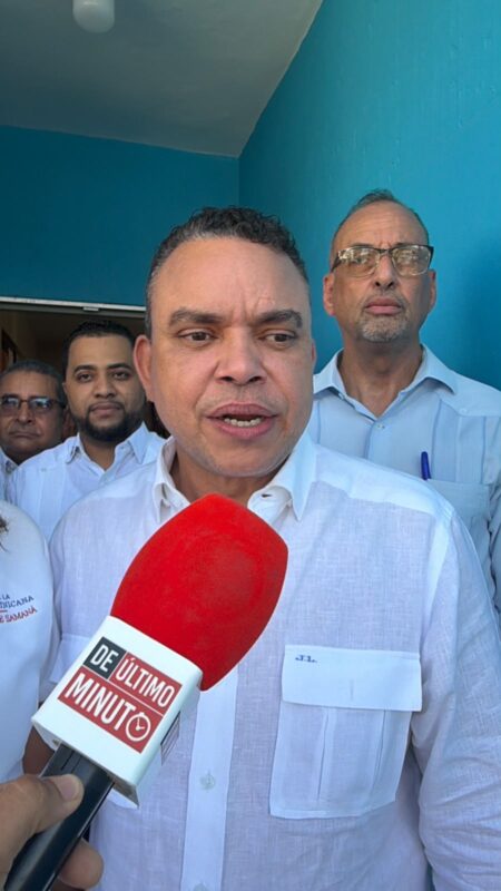 Landrón supervisa y entrega equipos valorados en más de RD$400 mil en policlínica de Arroyo Barril Landrón supervisa y entrega equipos valorados en más de RD$400 mil en policlínica de Arroyo Barril
