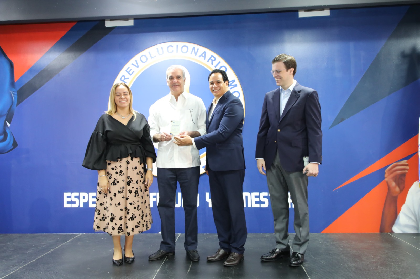 Abinader rechaza renuncia de Manuel Conde y le pide continuar al frente de escuela política del PRM