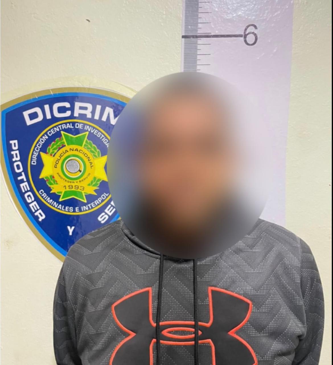 Policía sorprende a presunto ladrón dentro de residencia en Santiago y recupera prendas y RD$5 mil