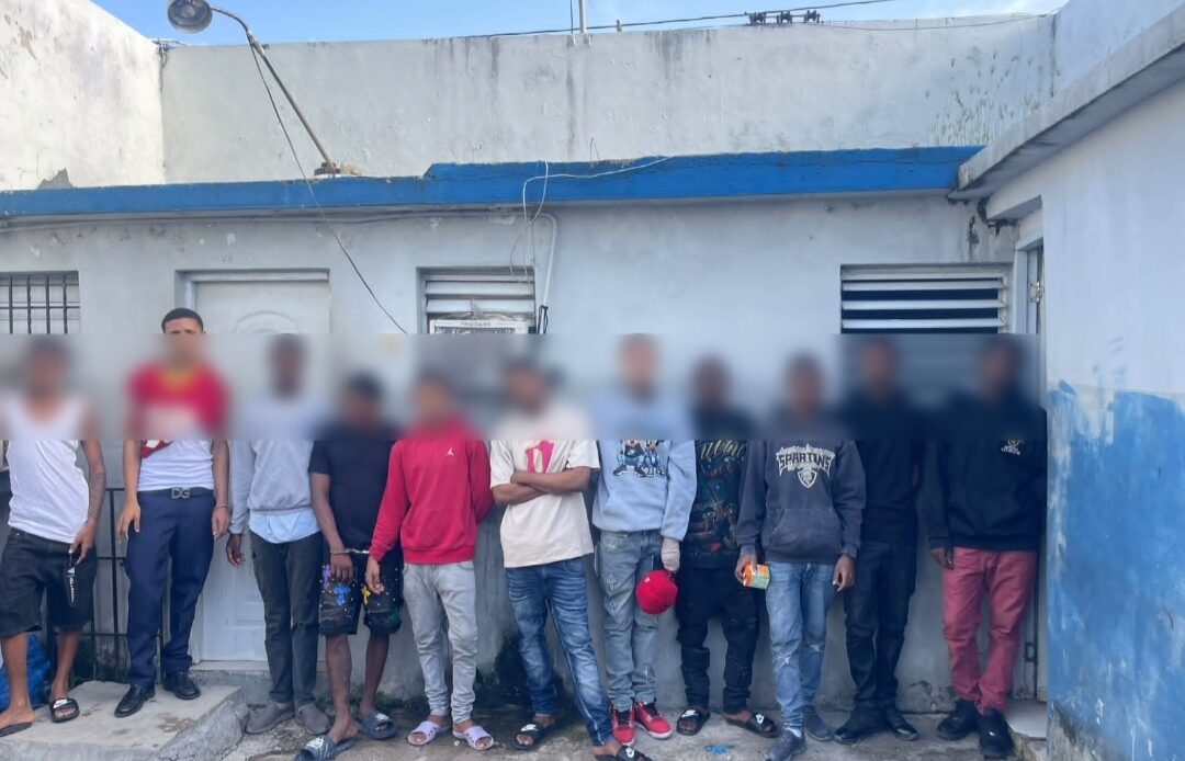 Policía detiene a ocho presuntos miembros de “Los 5.5” en Haina