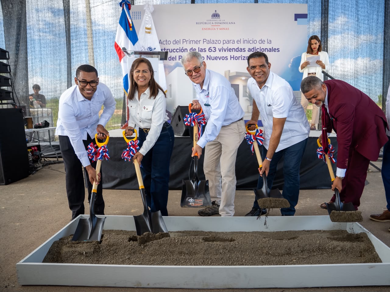 Energía y Minas da primer palazo para construcción de 63 viviendas como parte del reasentamiento de familias en Cotuí