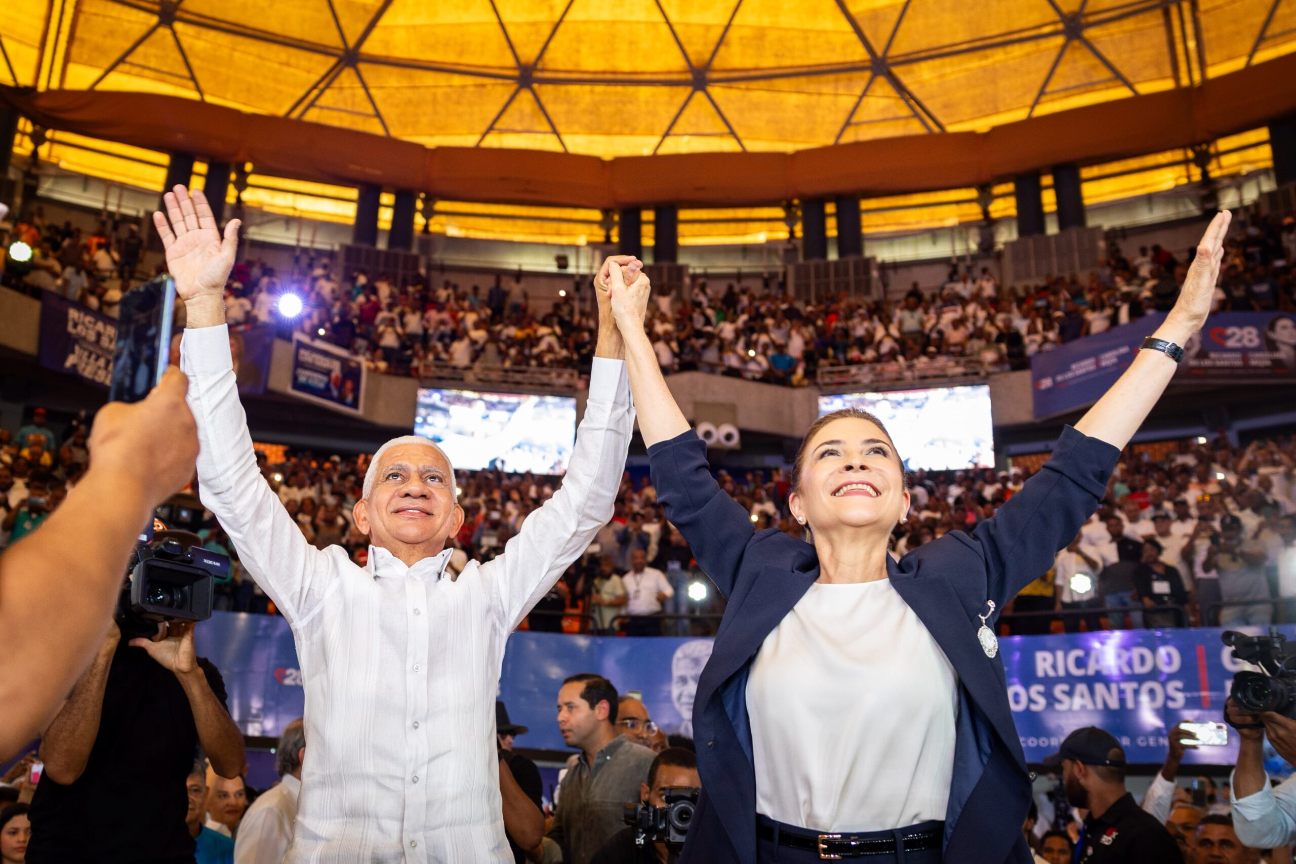 Carolina presenta a Ricardo de los Santos como su jefe de campaña