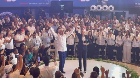 Carolina Mejía juramenta a Ricardo de los Santos como coordinador de su proyecto presidencial Carolina Mejía juramenta a Ricardo de los Santos como coordinador de su proyecto presidencial