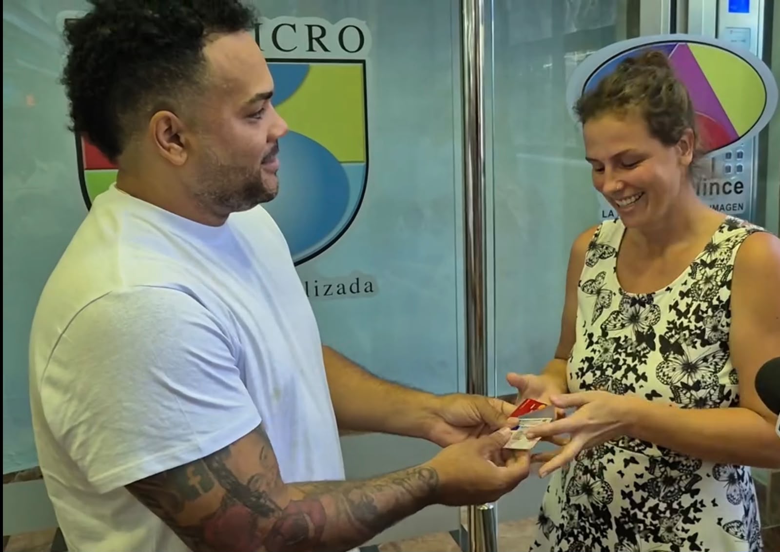Ambientalistas checos recuperan sus documentos reportados como robados en malecón de Santo Domingo