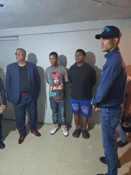 Se entregan dos jóvenes buscados por atraco de motocicleta en Los Alcarrizos Se entregan dos jóvenes buscados por atraco de motocicleta en Los Alcarrizos