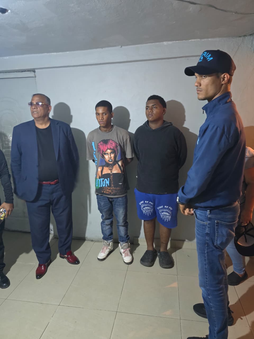 Se entregan dos jóvenes buscados por atraco de motocicleta en Los Alcarrizos
