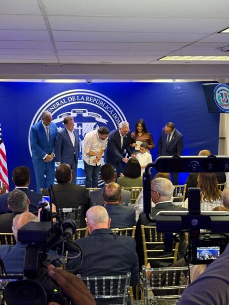 Presidente Abinader encabeza entrega de primer pasaporte biométrico a familia dominicana residente en New York Presidente Abinader encabeza entrega de primer pasaporte biométrico a familia dominicana residente en New York