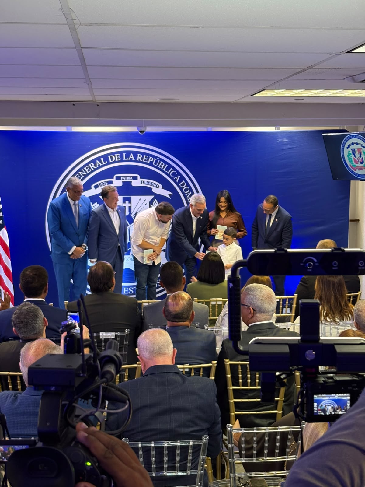 Presidente Abinader encabeza entrega de primer pasaporte biométrico a familia dominicana residente en New York