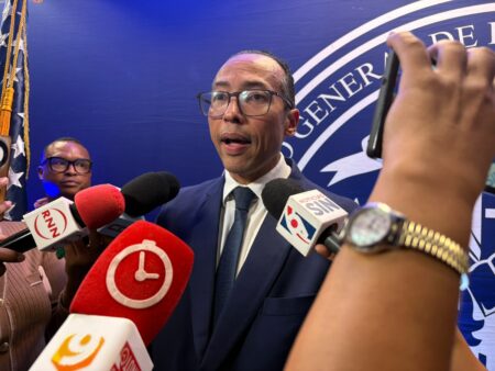 Director de Pasaportes destaca beneficios del seguro de Banreservas incluido en el pasaporte biométrico Director de Pasaportes destaca beneficios del seguro de Banreservas incluido en el pasaporte biométrico