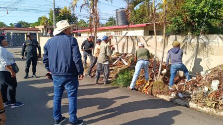 Alcaldía de Dajabón devuelve desechos sólidos arrojados en una acera y anuncia multa Alcaldía de Dajabón devuelve desechos sólidos arrojados en una acera y anuncia multa