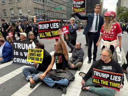 Manifestantes protestan en las afueras de la ONU contra el presidente Donald Trump Manifestantes protestan en las afueras de la ONU contra el presidente Donald Trump