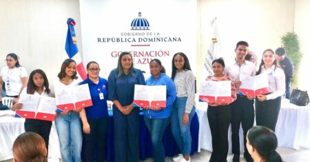 Más de 300 estudiantes del Sur reciben becas del MESCyT en Azua Más de 300 estudiantes del Sur reciben becas del MESCyT en Azua