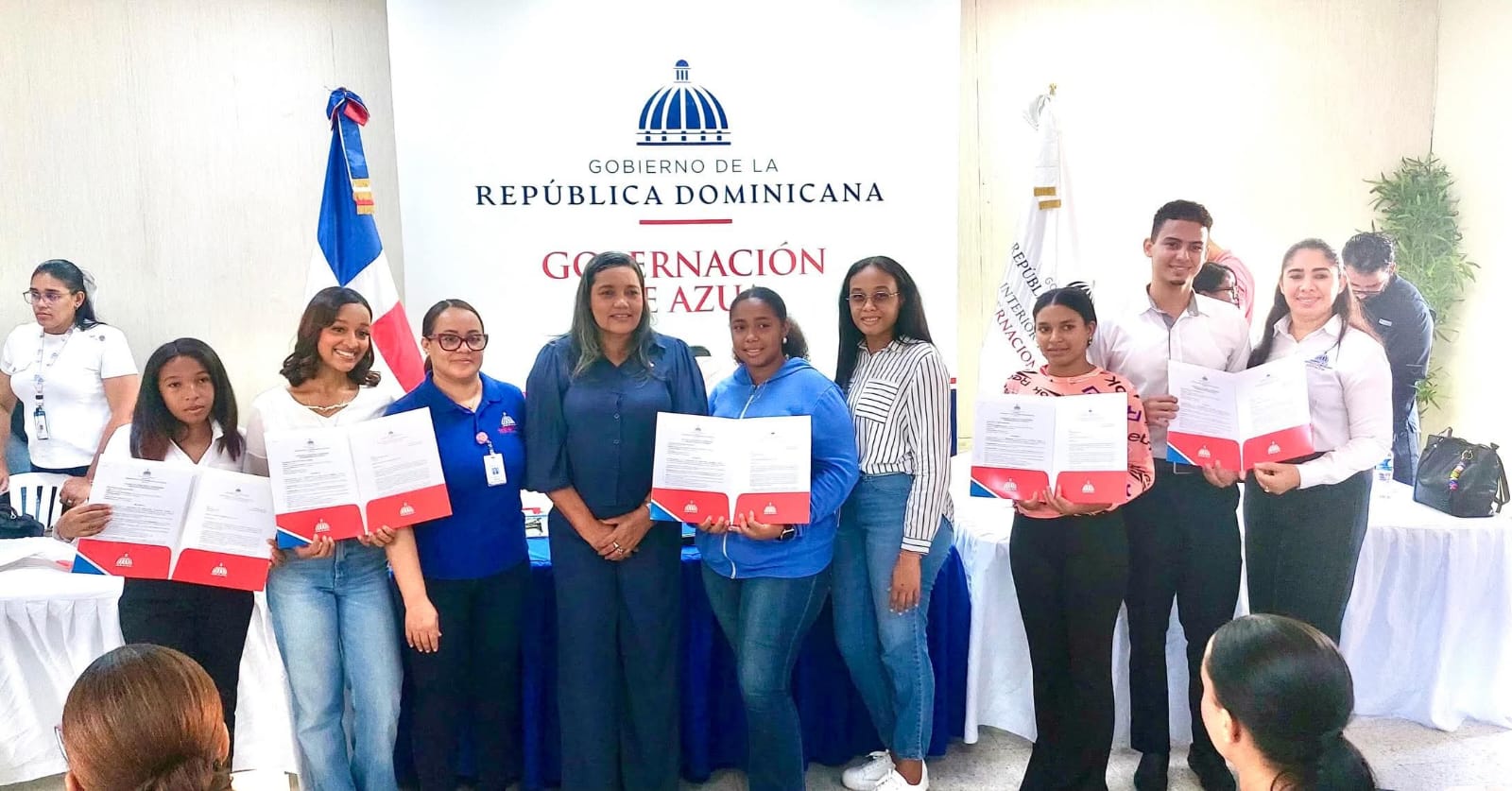 Más de 300 estudiantes del Sur reciben becas del MESCyT en Azua