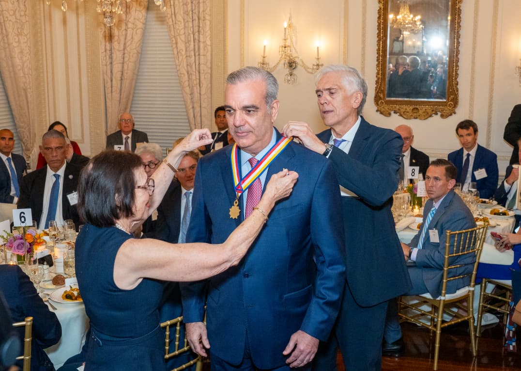 Abinader recibe Insignia de Oro de Americas Society por su liderazgo