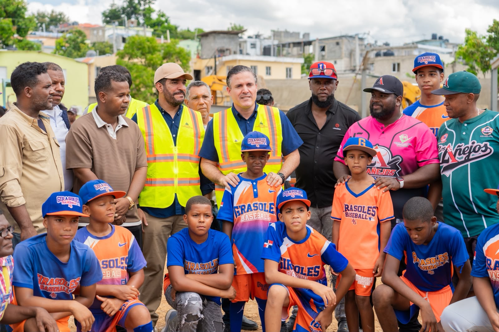 Ministro del MIVED supervisa obras en Los Girasoles y SDN