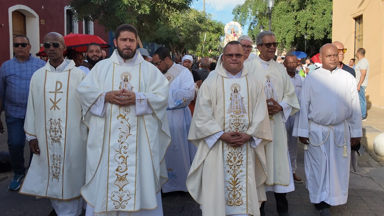 Creyentes recorren la Zona Colonial en tradicional procesión por el Día de Las Mercedes