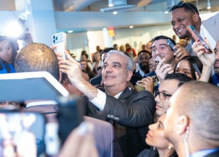 Presidente Abinader anuncia 300 becas para jóvenes dominicanos residentes en Nueva York Presidente Abinader anuncia 300 becas para jóvenes dominicanos residentes en Nueva York