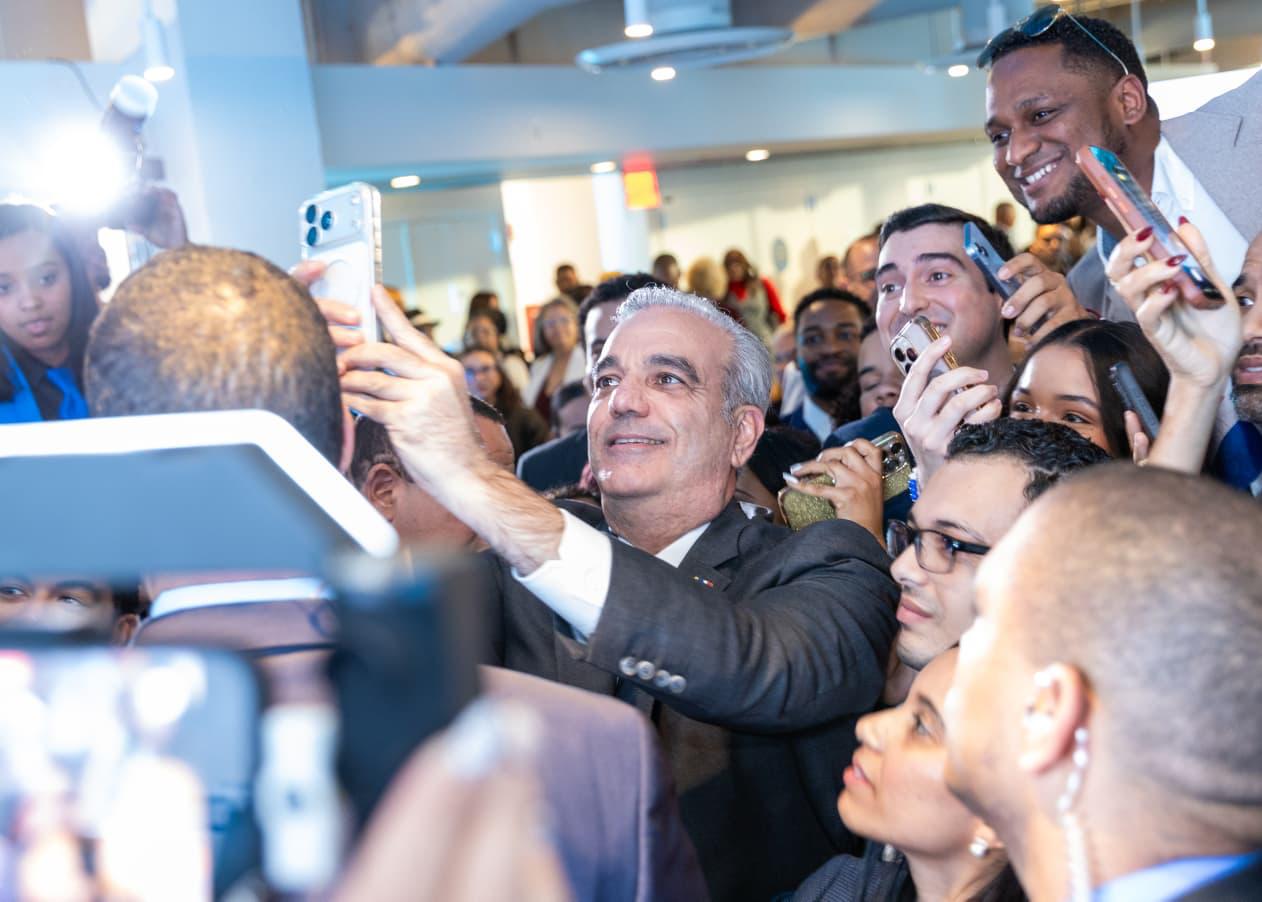 Presidente Abinader anuncia 300 becas para jóvenes dominicanos residentes en Nueva York