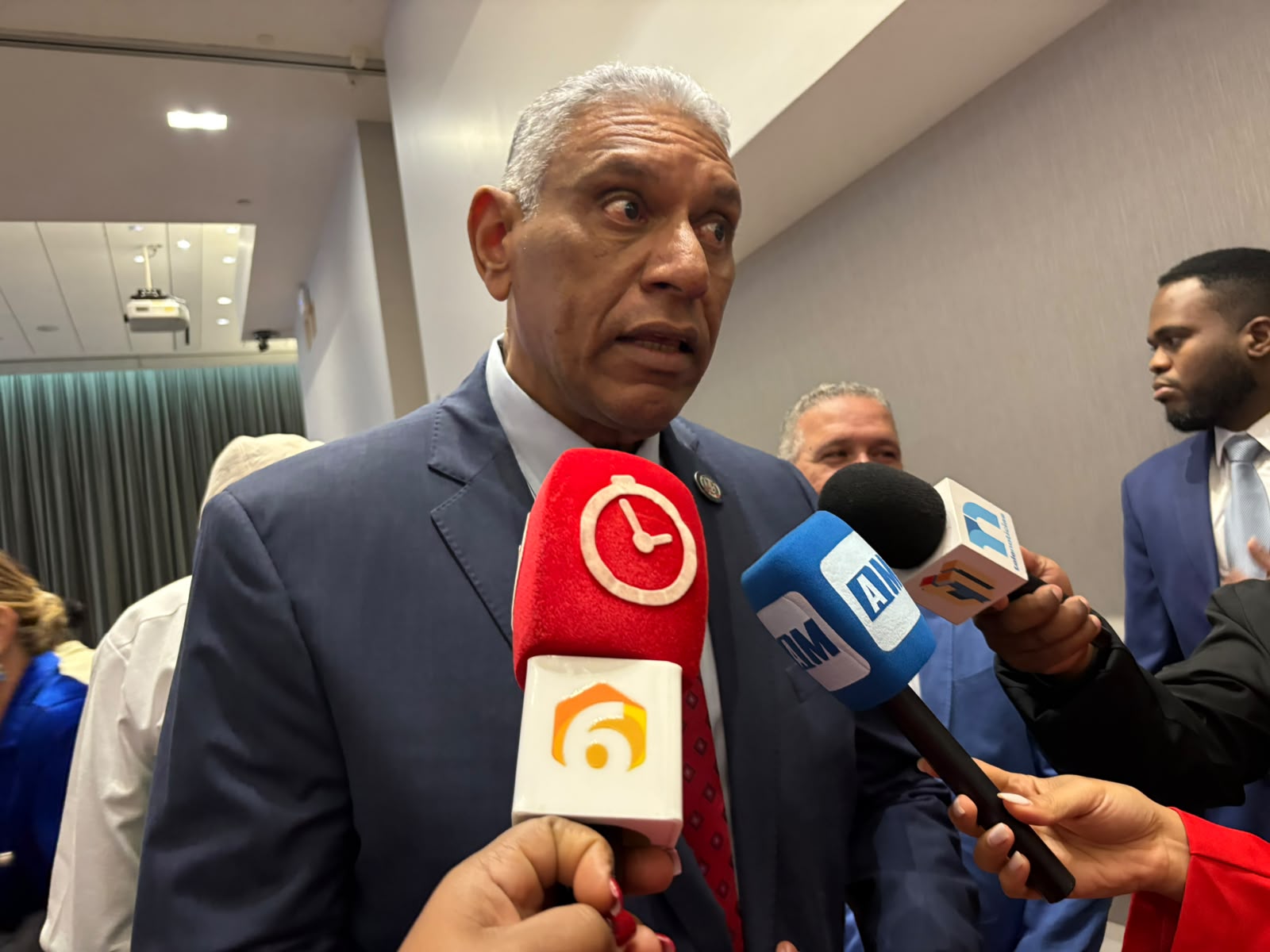 Cónsul sugiere a la JCE identificar debilidades para aumentar votos de dominicanos en el exterior